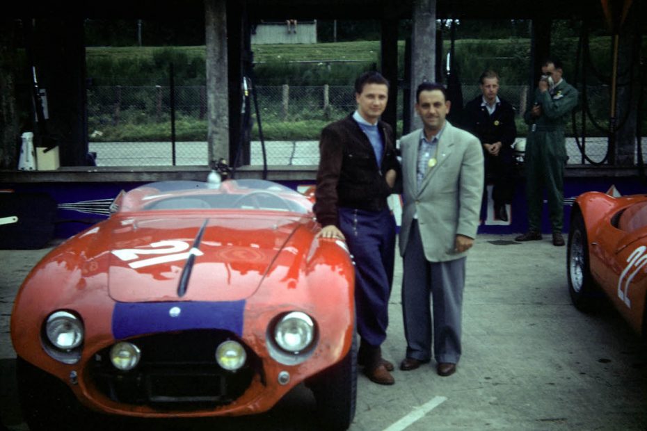 Hans Herrmann und sein amerikanischer Co-Pilot Jack McAfee neben ihrem Maserati an den Boxen (Archiv McAfee)