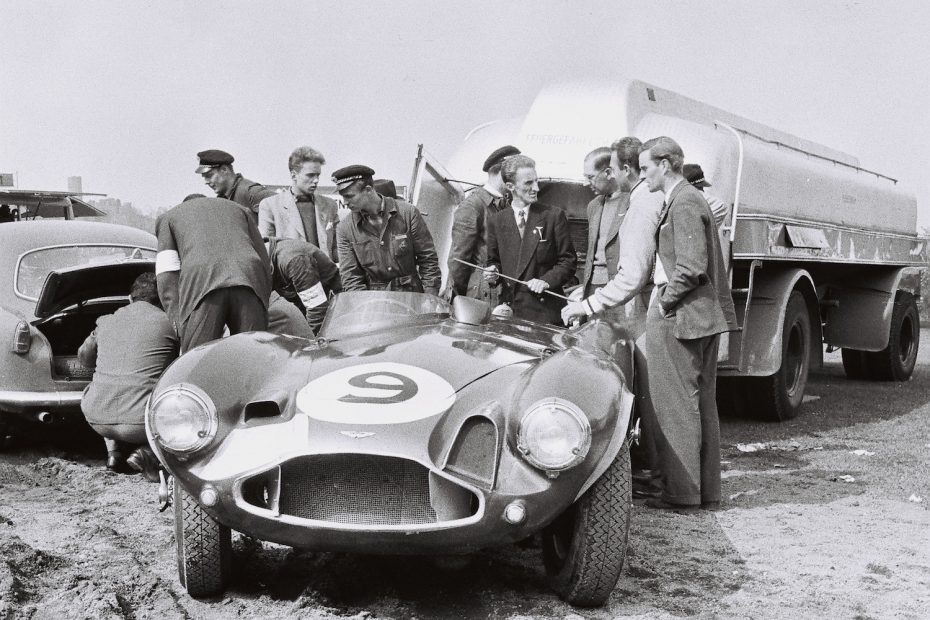 Der Aston Martin von Peter Collins und Tony Brooks im Industrielager (Archiv Völker-Richarz)