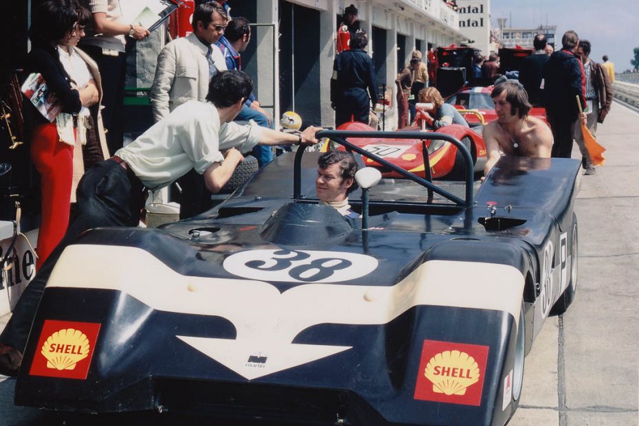 Peter Gaydon mit seinem Martin-Ford BM8 an den Boxen. Foto: Archiv Joscelyne