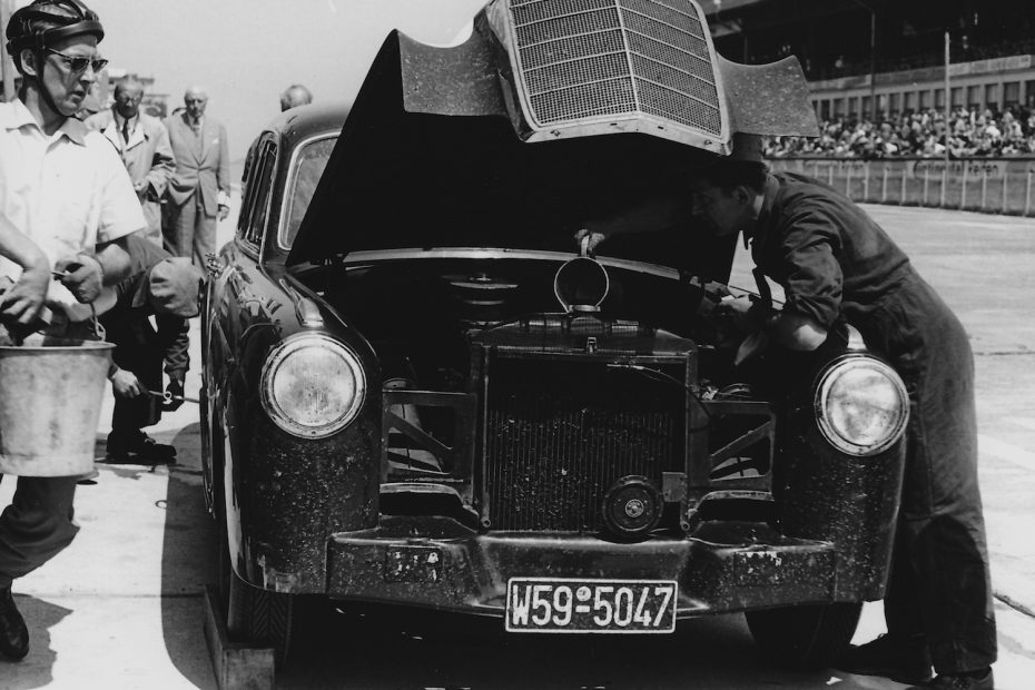 Dem Mercedes-Benz 220S von Erwin Bauer und Walter Heeks ist das
Kühlwasser ausgegangen (Archiv Völker-Richarz)